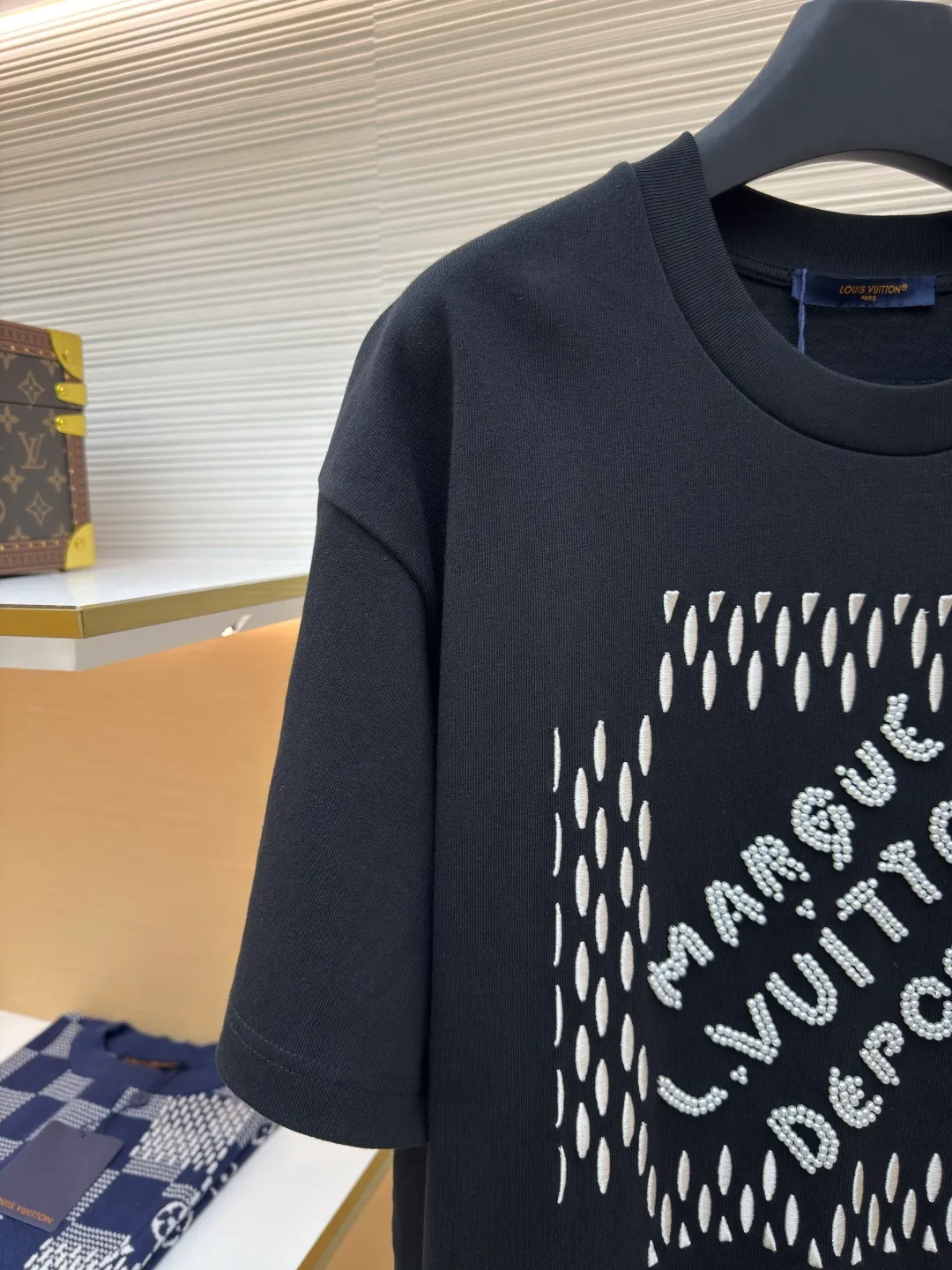 LOUIS VUITTON embroidered beaded letter T-shirt ●Authentic product: 13000 purchased and developed ●Item number: 1680220-A85 ●Fabric: combed cotton fabric ●Technology: embroidery production ●Version: fitted version ●Weight: about 420 grams ●Size: XS-S-M-L ●Description: The fabric is made of 26s double-ply combed cotton + long-staple cotton blended compact siro yarn. The rib is made of 26s+32s yarn 1*1 cylinder machine open width rib. The front panel is embroidered with Tajima embroidery machine imported from Japan. The thick plate rubber pad is polyester mercerized. Thread three-dimensional hemming embroidery, purchase Y version to manually point each bead, open a cardboard mold, and scan powder for precise positioning of a single piece. The beads are made of 4-mile round pearlescent white bubble beads, made by hand crochet technology, and all single beads are tied with hooks and threads to ensure that they are placed at the powder scan position. The overall wiring is straight and delicate, the fabric is comfortable and soft, and the color is consistent without color difference. It can be matched with the same style to create a fashionable look and control various occasions. Customized accessories, complete with three standards, same style for men and women!